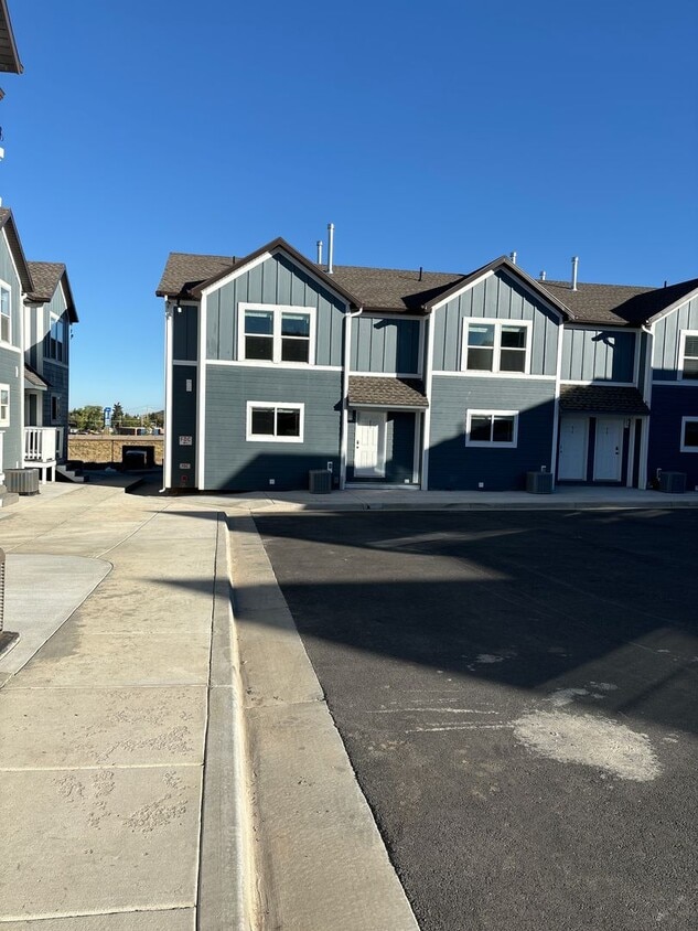 Primary Photo - Pet Friendly Townhome in Evanston
