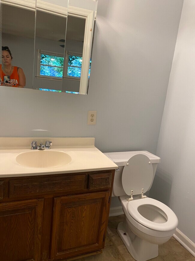 Master 1/2 bath - 1277 Chaucer Ln NE