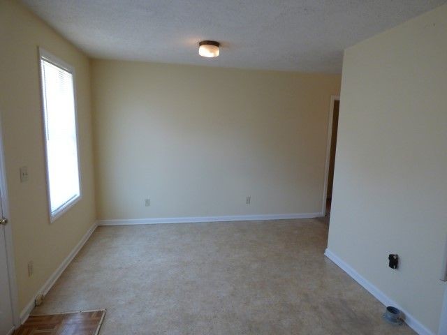 Building Photo - Affordable 3BR/1.5B Duplex