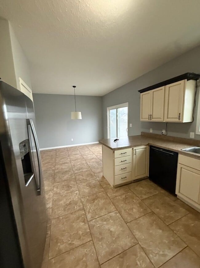 Building Photo - 404 Dalhlia Dr