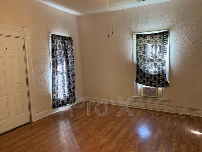 Building Photo - 405 W 2nd St