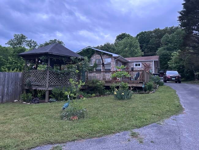 Building Photo - 218 Chesterfield Ln