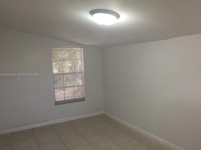 Foto del edificio - 1617 NE 177th St