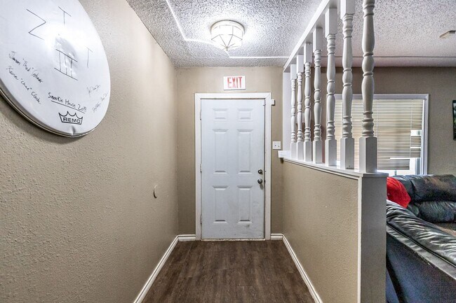 Building Photo - Pre-Leasing Summer 2023: Spacious 4/2,