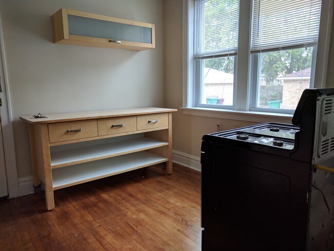 Kitchen (2) - 6910 Cermak Rd