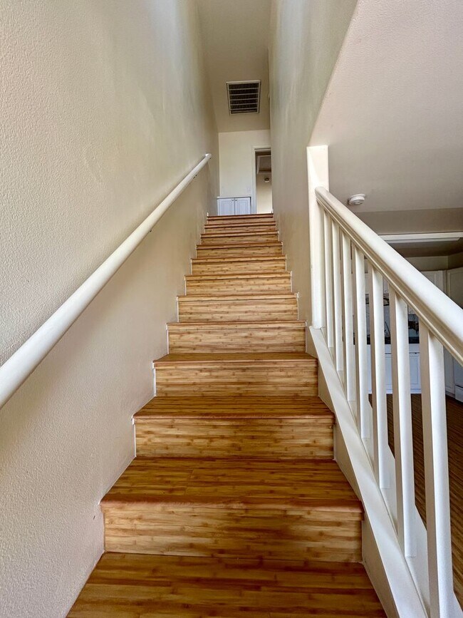 Foto del edificio - Spacious Townhouse with Central AC, Garage...