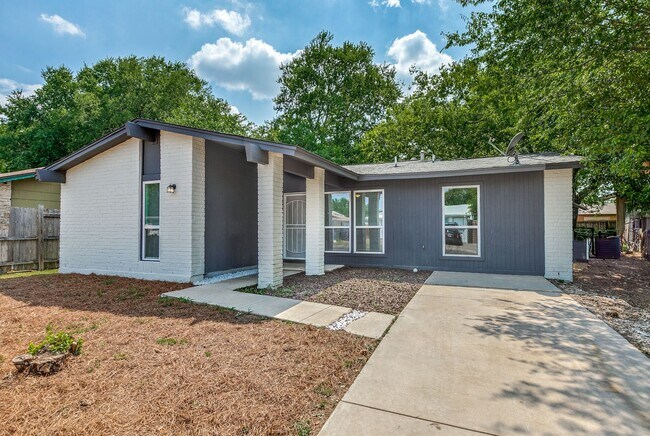 Foto del edificio - RENOVATED 4-BEDROOM HOME IN UNITED WESTWOOD