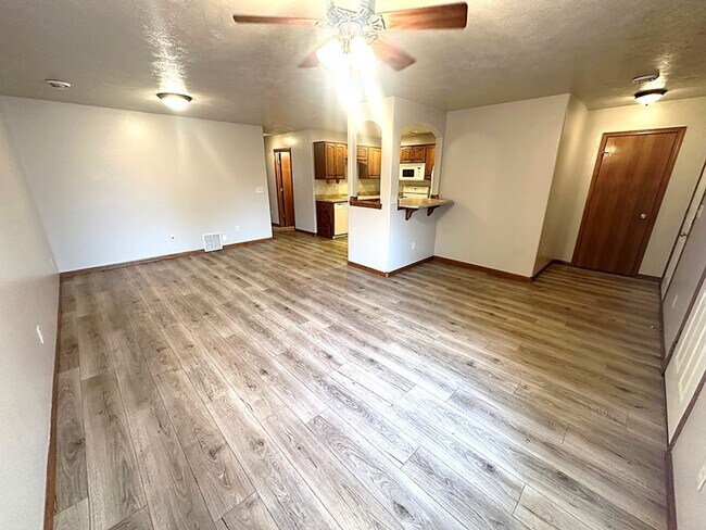 Foto del edificio - Spacious & Convenient Walk-In Level Townhome in Brandon - 2 BD 1 BA unit!
