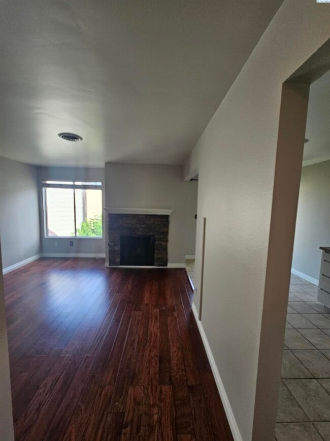 Building Photo - Upper Level Condo overlooking Pool and Clu...