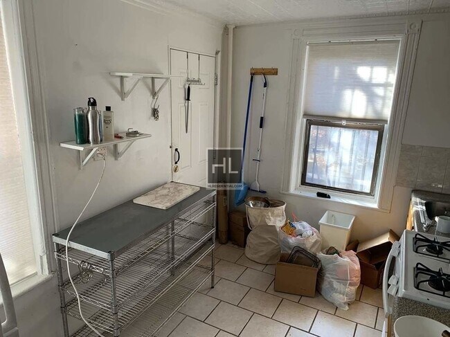 Building Photo - Garden 2 bedroom with Parking Spot!