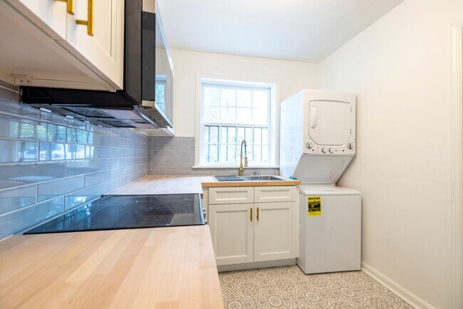 Building Photo - 2 bed/1 bath Conveniently Located Close to SCAD