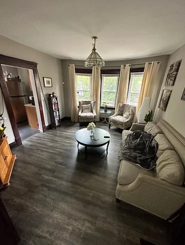 Foto del edificio - 2 Bedroom House Available Next to UC Campus