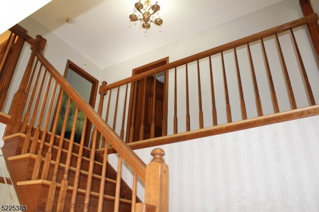 Building Photo - 5 New Castle Ct