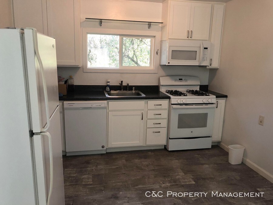 Building Photo - Charming 2 Bedroom in Pacific Grove