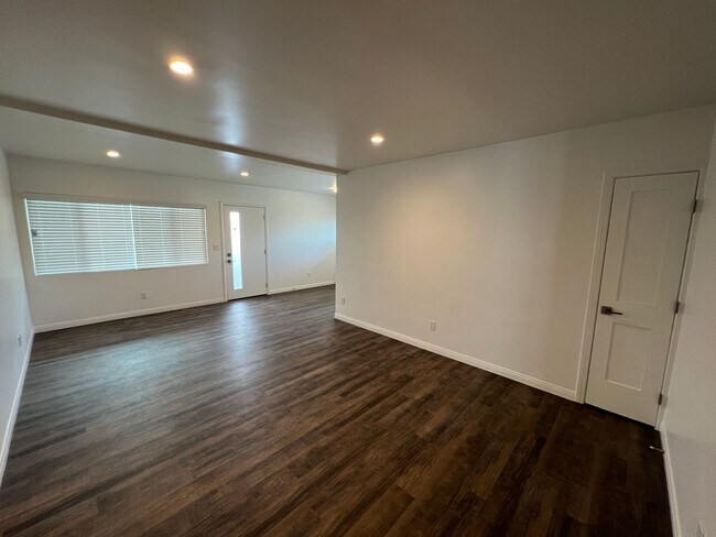 Foto del edificio - Midtown Gorgeous Updated Apartment! 2/2 downstairs!