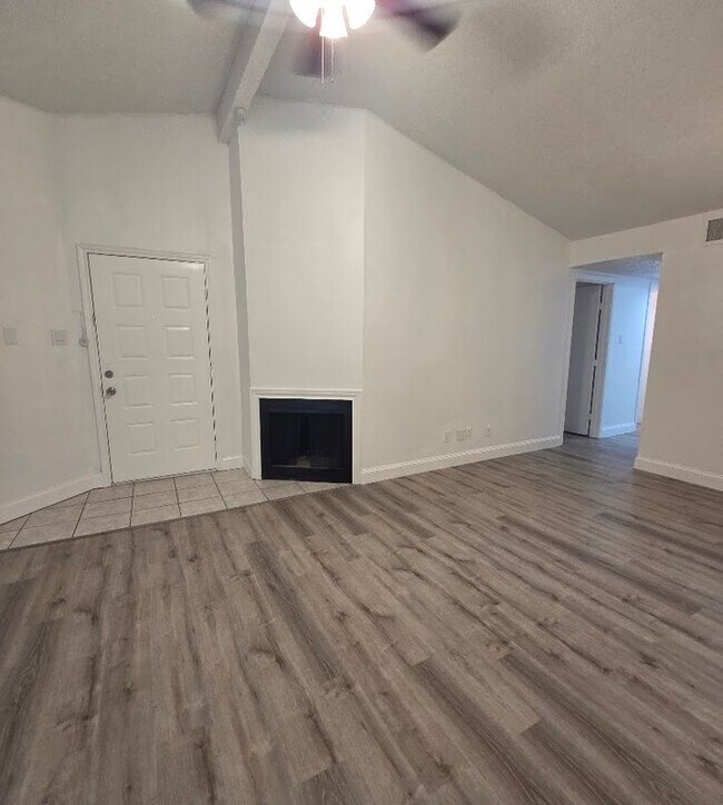 Foto del edificio - 8545 Midpark Rd