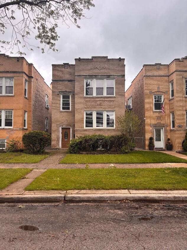Primary Photo - 5642 N Bernard St