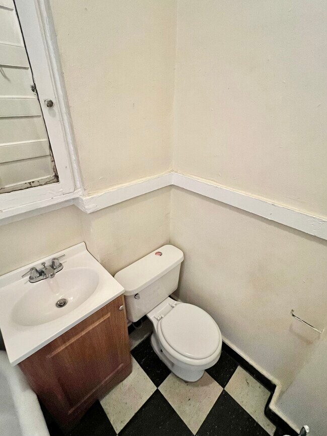 Ingrese a este baño acogedor y funcional, perfecto para su rutina matutina. - Cross Apartments