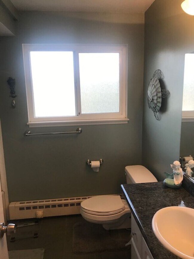 Building Photo - Updated UNFurnished 1 Bedroom Ocean View C...