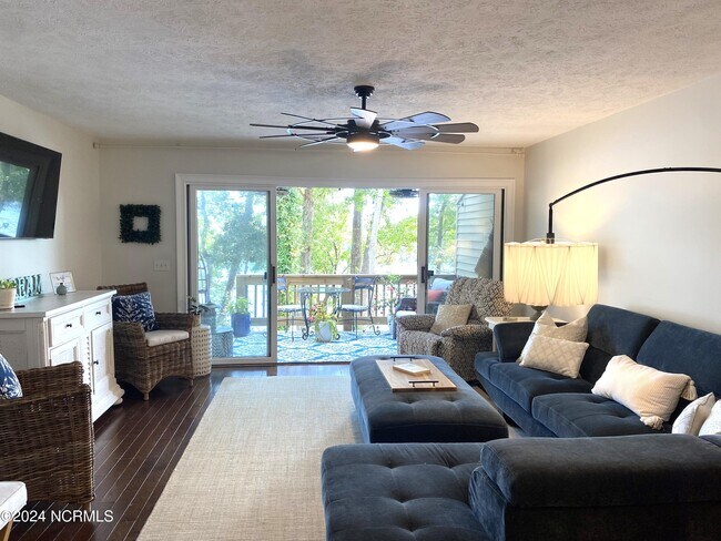 Foto del edificio - 330 Goose Neck Rd W