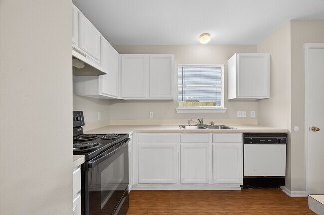 Foto del edificio - 16022 Old River Rd