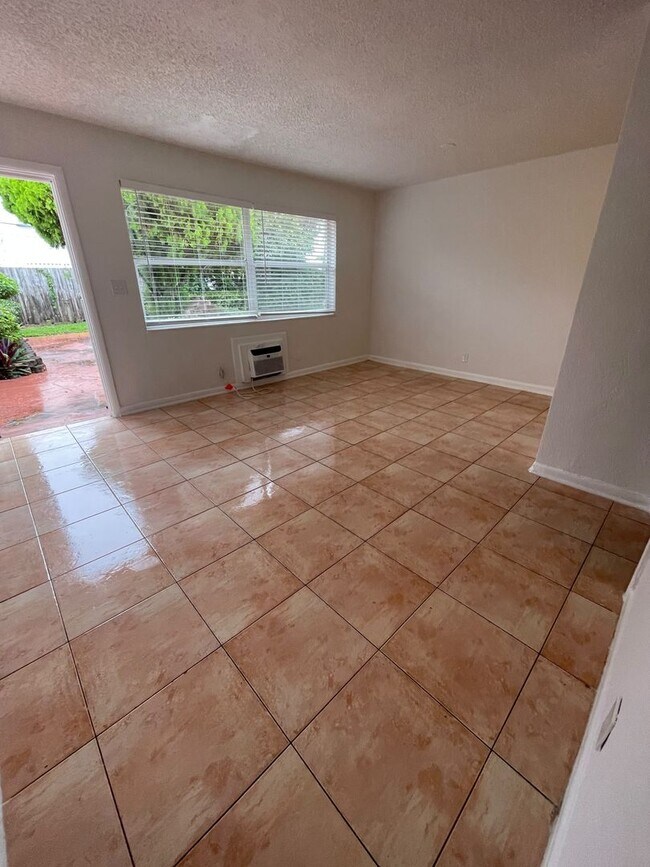 Foto del edificio - 1161 NE 23rd Terrace