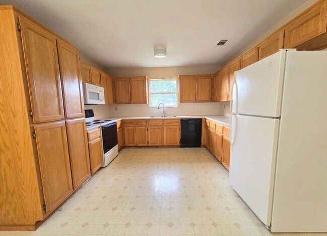 Foto del edificio - AVAILABLE NOW!