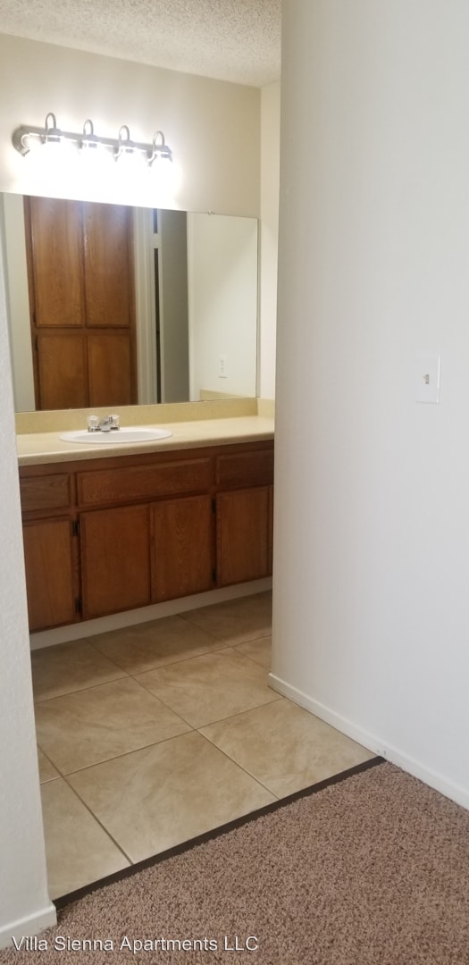 Building Photo - 6900 Valleyview Dr