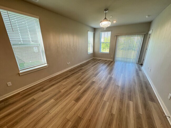 Foto del edificio - FOR LEASE- TOWNHOME IN LEBANON!