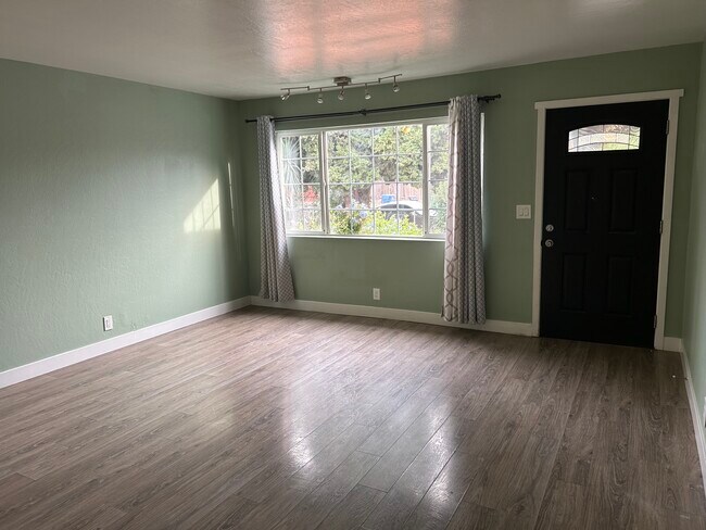 Foto del edificio - 1439 Dennis Ave