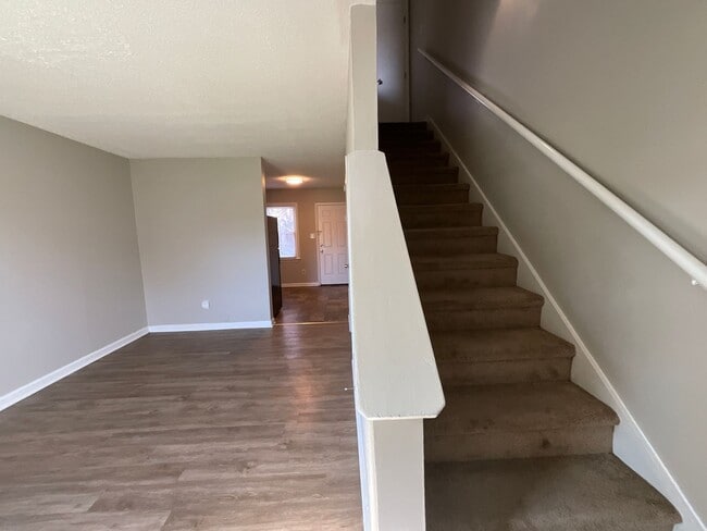 Building Photo - Available now! 2 bed 1 bath townhome near ...