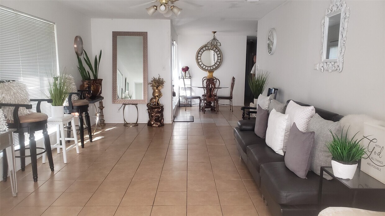 Foto principal - 1840 Old Creek Dr