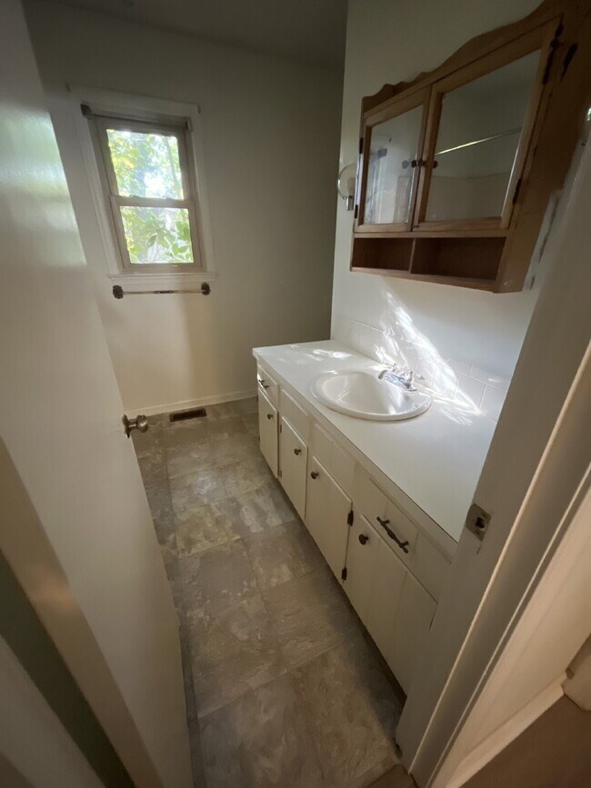 Building Photo - Location is Everything! Close to Downtown ...