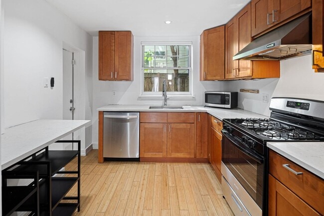 Building Photo - 3 Bedroom Rowhouse For Rent - New Bold