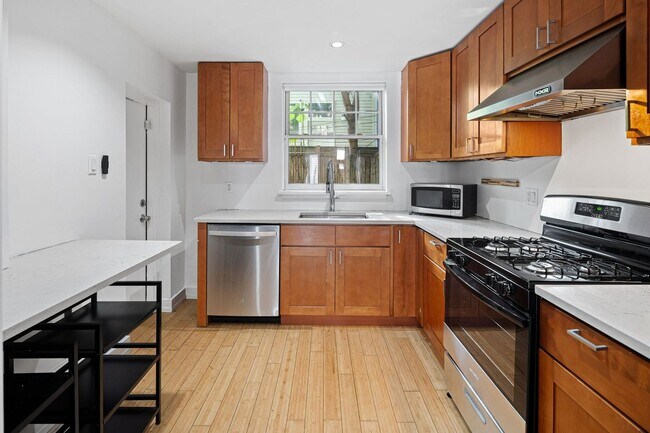 Foto del edificio - 3 Bedroom Rowhouse For Rent - New Bold