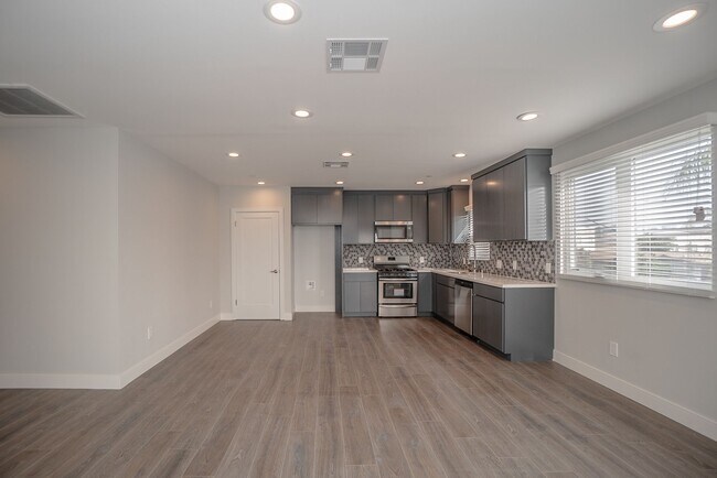 Foto del edificio - 1253 North Kingsley Drive, Unit 1253 1/2