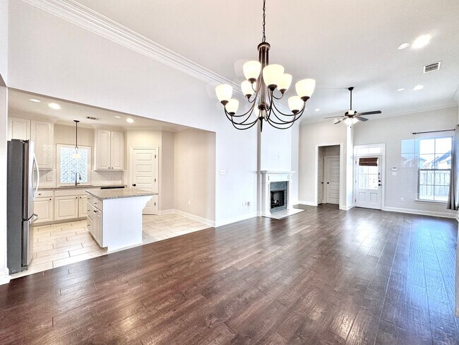 Foto del edificio - 3 Bedroom House off Nicholson with Community Pool