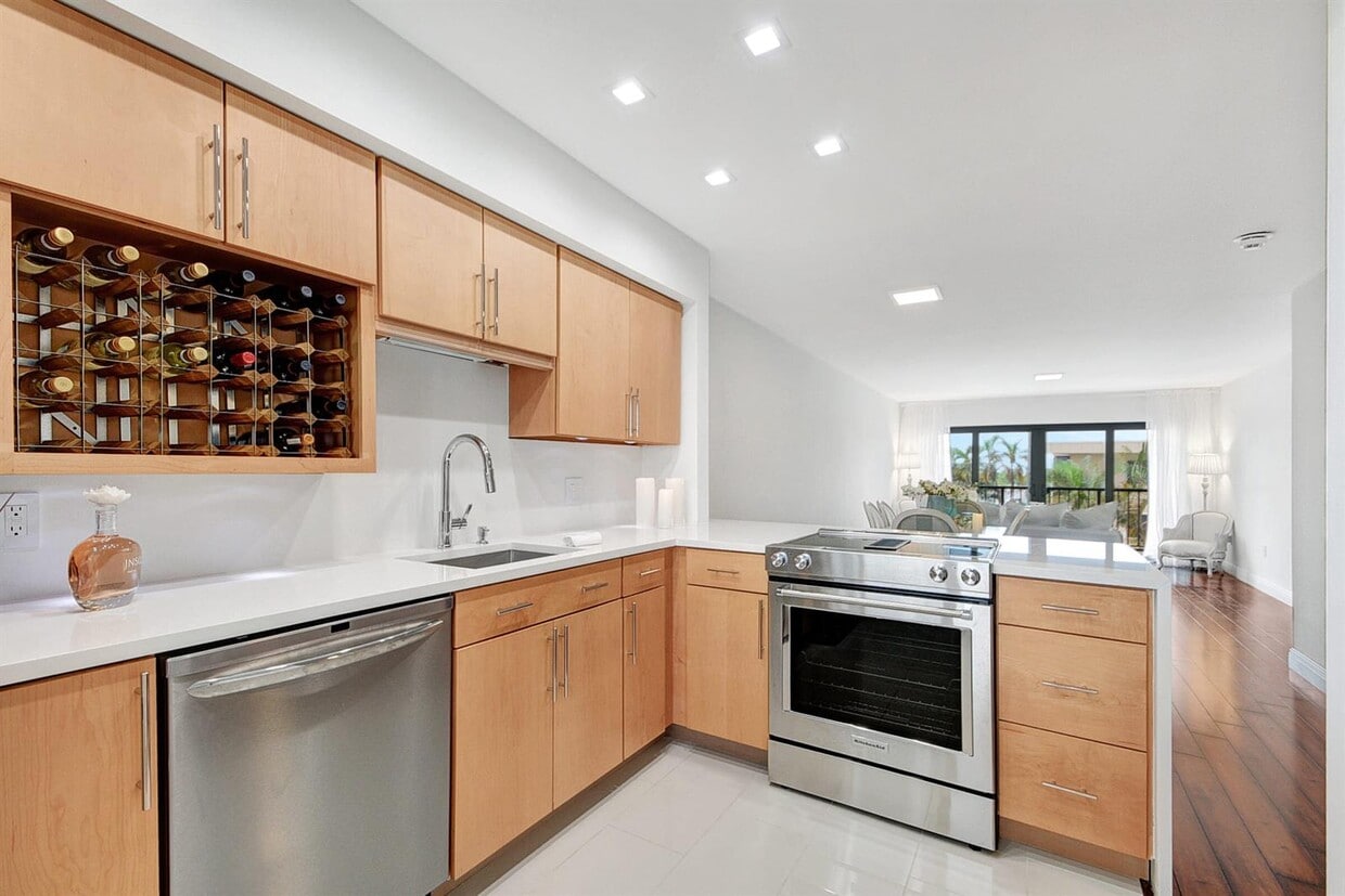 Primary Photo - 3605 S Ocean Blvd