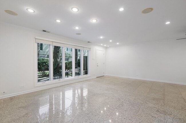 Building Photo - 1073 S Park Terrace