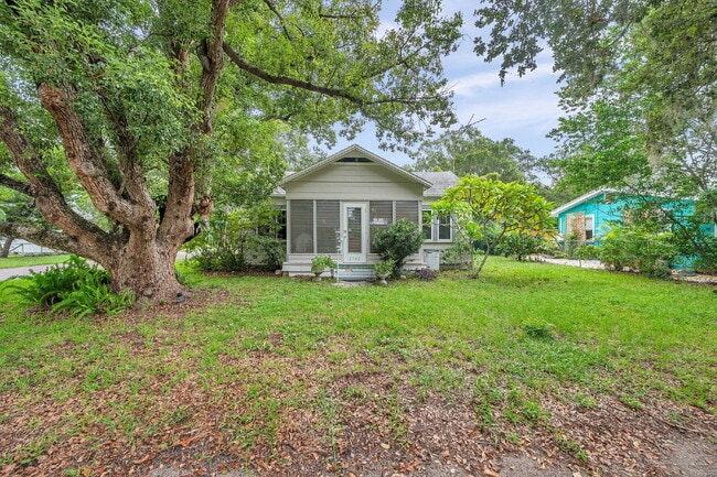 Foto del edificio - Gulfport Arts District Living — Furnished 3BR Bungalow with Large Yard and Easy Coastal Access |
