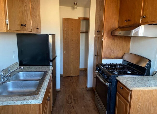 Building Photo - 2215 W 74th St