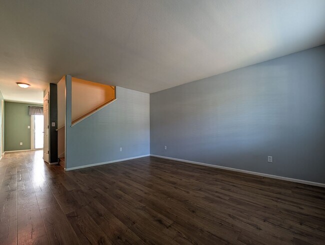 Foto del edificio - Spacious 3-Bedroom, 2.5-Bath Townhouse Near Churchill In Eugene!