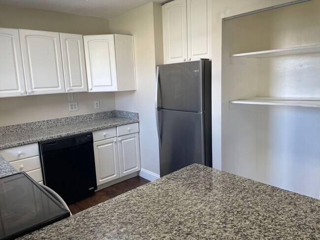 Building Photo - 904 Forestdale Ave