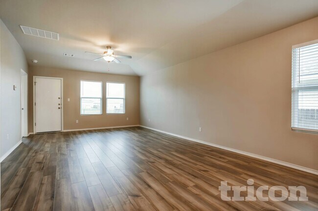 Building Photo - 5300 Saddle Clb Dr