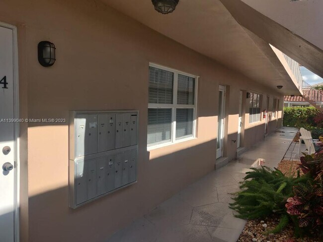 Building Photo - 2737 NE 28th St