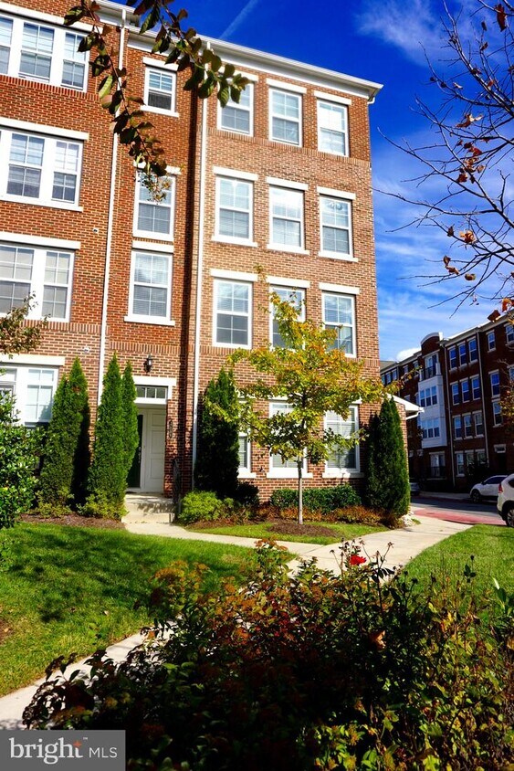 Primary Photo - 2956 Finsbury Pl