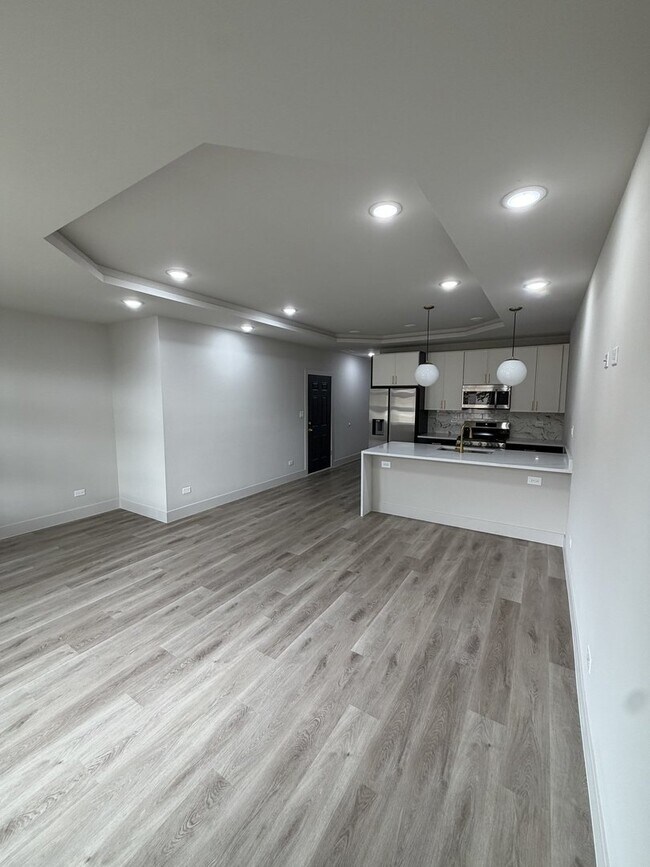 Building Photo - 6603 S Langley Ave