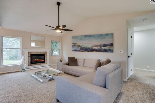 Building Photo - 915 Wheatland Dr