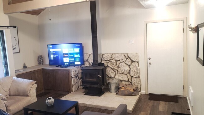 Foto del edificio - Charming Fully Furnished 2 Bed, 2 Bath Con...