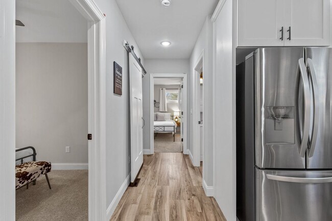Foto del edificio - 4456 Bingham Ave